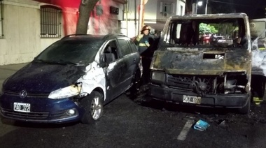 Se incendió una camioneta y quemó el auto de Axel Kicillof
