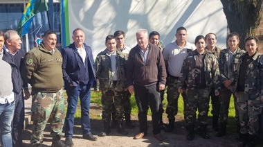 Changui Barragán entregó material a la Policía Rural de Roque Pérez