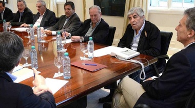 El Gobierno recibe a la CGT y a empresarios para tratar de frenar el paro general