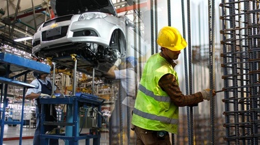 Según el Indec, la industria cayó 11,5% y la construcción 4,2% en septiembre