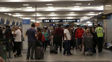 Demoras y cancelaciones en Ezeiza y Aeroparque por un conflicto gremial