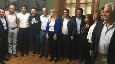 Junto a sus legisladores, los jefes comunales del PJ criticaron el Presupuesto