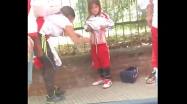 Superclásico: Piden investigar a la mujer que cargó con bengalas a un niño