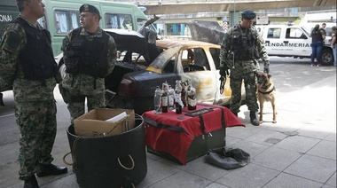 Hallan ocho bombas molotov en un taxi quemado