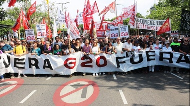 Multitudinaria marcha en rechazo al G20 y al FMI