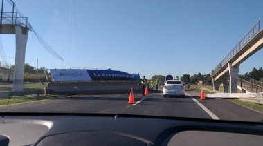 Un camión derribó un puente de la ruta 2 a la altura de El Peligro