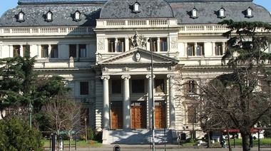 Promulgan la Ley que reduce gastos en la Legislatura bonaerense