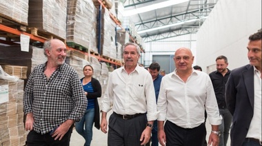 De recorrida, Solá visitó una PYME de Almirante Brown