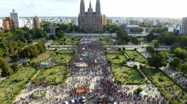 Masiva marcha de mujeres en La Plata