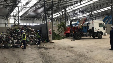 Un operario murió al quedar atrapado por una máquina compactadora del Ceamse