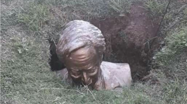 Rompieron y enterraron en un pozo un busto de Néstor Kirchner en Roque Pérez