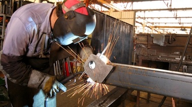 La actividad industrial se desplomó un 13,4% y la construcción un 12,3%