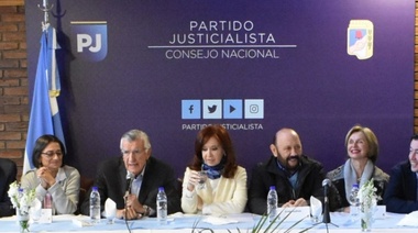 Cristina Kirchner se puso a "disposición" para "la construcción de un gran frente patriótico"
