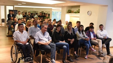 El massismo platense realizó un encuentro con jóvenes