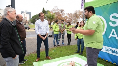 Garro participó junto a vecinos de la ciudad del programa  ‘El SAME en tu Plaza’