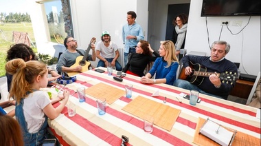 Alberto Fernández espera las PASO junto al Grupo Callao