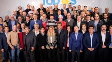 Tras haber arrasado en las PASO, Kicillof encabeza el primer encuentro con los intendentes