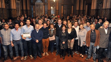 Distinguen a ciudadanos que colaboraron con la implementación del Plan Fines en La Plata