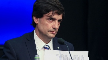 El Gobierno busca postergar el pago de la deuda con privados y con el FMI