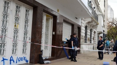 Balearon e hicieron pintadas en la sede de la Uocra en La Plata