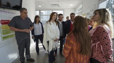 Vidal recorrió un hospital y dialogó con vecinos de Lobos
