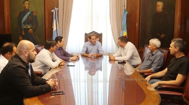 Garro acordó un aumento salarial para los municipales y oficializó un bono de 6 mil pesos