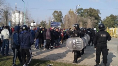 La policía detuvo a cuatro personas por los disturbios en la destilería de YPF en Ensenada