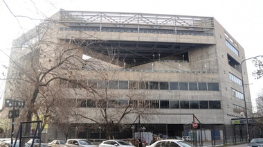 Los trabajadores del Teatro Argentino de La Plata realizaron una marcha