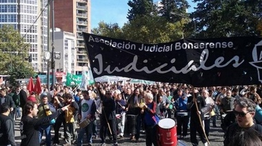 Judiciales y estatales exigen la convocatoria a paritarias