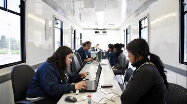 Anses instaló un punto móvil en una Plaza Moreno