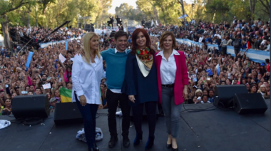 Cristina Kirchner prometió "democratizar la economía" y pidió "humildad en la gestión"