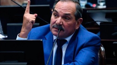 Sin declaraciones a la prensa, Alperovich regresó al país tras la denuncia por abuso sexual