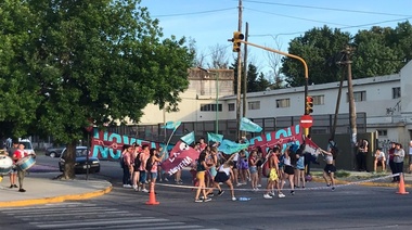 UUD: Miles de jóvenes platenses celebran “su último día de clases” en el secundario