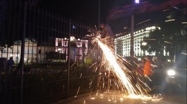 Por pedido de Alberto Fernández, quitan las rejas de la Plaza de Mayo