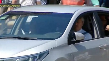 Conduciendo su auto, Alberto Fernández llegó al Congreso de la Nación