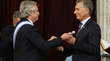 Macri le entregó los atributos presidenciales a Alberto Fernández