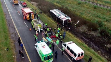 Al menos 15 heridos al volcar un micro en la ruta 2