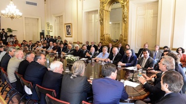 El Presidente firmó un acuerdo con empresarios, sindicalistas y movimientos sociales