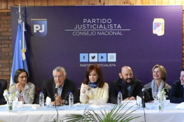 Cristina Kirchner se puso a "disposición" para "la construcción de un gran frente patriótico"