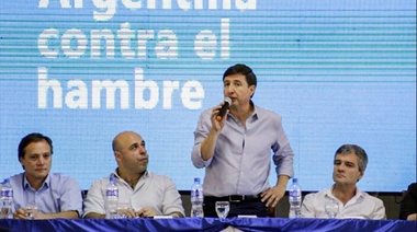 El plan contra el hambre llega al Conurbano y 7 municipios reciben la tarjeta AlimentAR