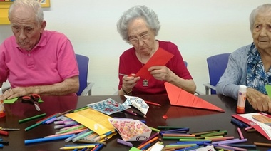 El Ministerio de Producción repartió cuadernillos inteligentes en hogares para adultos mayores