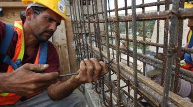 La construcción redujo su caída interanual en junio