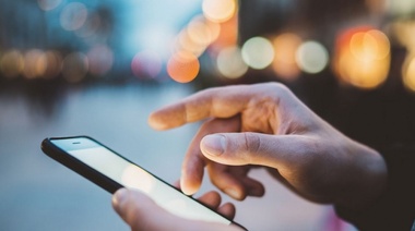 El Presidente declaró "servicios públicos" a la telefonía móvil, internet y TV paga