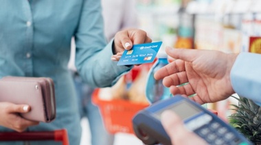 Continúa el reintegro del 15% por compras con tarjetas de débito
