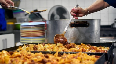 Garro dispuso nuevo aumento para las tarjetas sociales de los comedores barriales