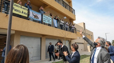 Alberto y Axel entregaron viviendas en San Antonio de Areco
