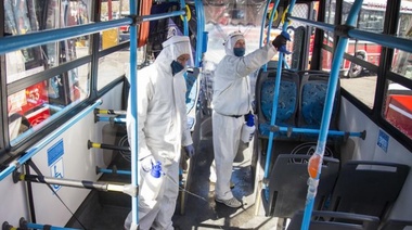 El Ministerio de Transporte autorizó a viajar parados hasta 10 pasajeros