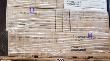 Axel Kicillof reparte netbooks que fueron recuperadas por el Gobierno nacional