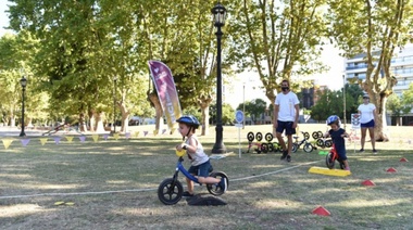 Con clases gratuitas en parques y plazas, lanzan la Biciescuela municipal