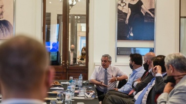 El Gobierno se reúne con gremios y empresarios para acordar salarios y precios